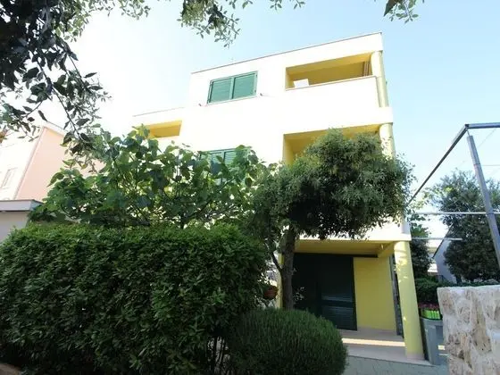 Comfortable Apartment With Coverd Balcony and Sea View, Near the Beach - Lobi