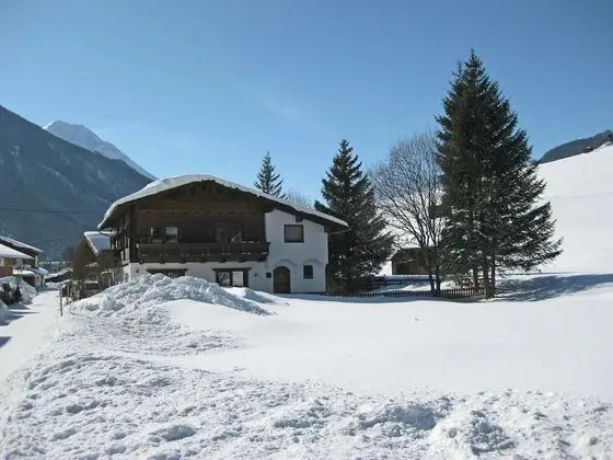 Comfortable Apartment Near Arlberg Ski Area in Tyrol - Dış Mekan