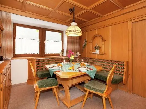 Comfortable Apartment Near Arlberg Ski Area in Tyrol - Yerinde Yemek