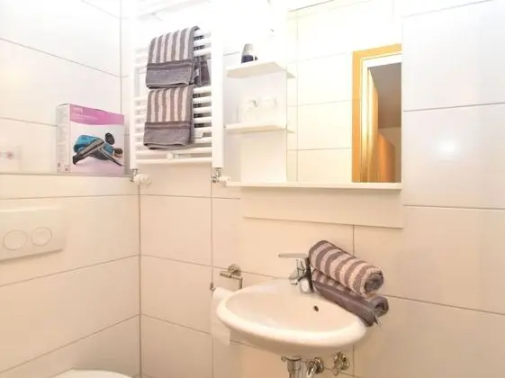 Comfortable Apartment in Quiet Location With Gorgeous South-facing Balcony - Banyo Tipleri