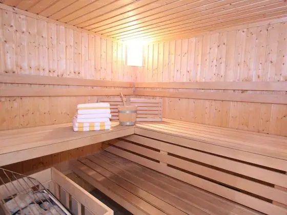 Comfortable Chalet With Whirlpool and Sauna in Krimml - Oda