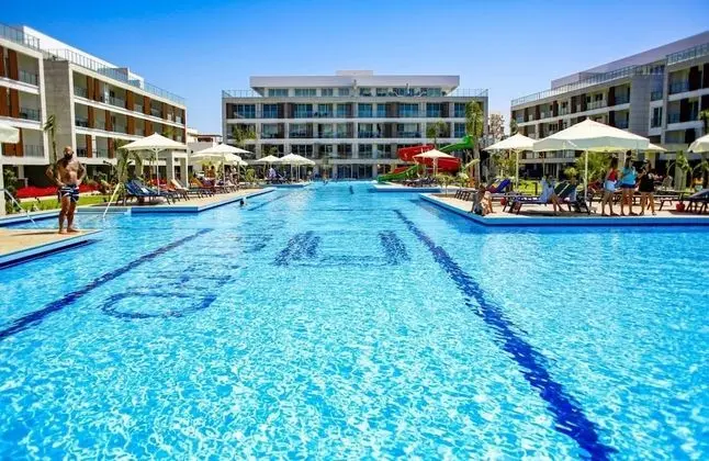 Comfortable Flat Close to the Beach With Shared Pool and Balcony in İskele Cyprus
