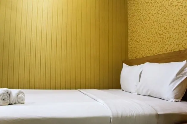 Comfortable and Fully Furnished 1BR Green Pramuka Apartment