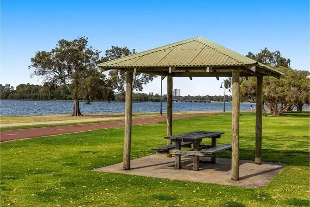 Comfortable Living Space Close to Foreshore & Cbd