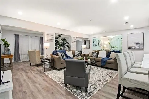 Comfortable Luxurious Home with Hot Tub, Near the Beach