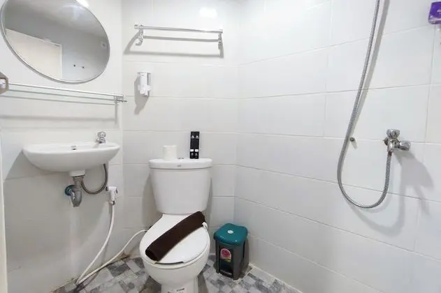 Comfortable And Modern 1Br Without Living Room At Amartha View Apartment - Banyo Tipleri
