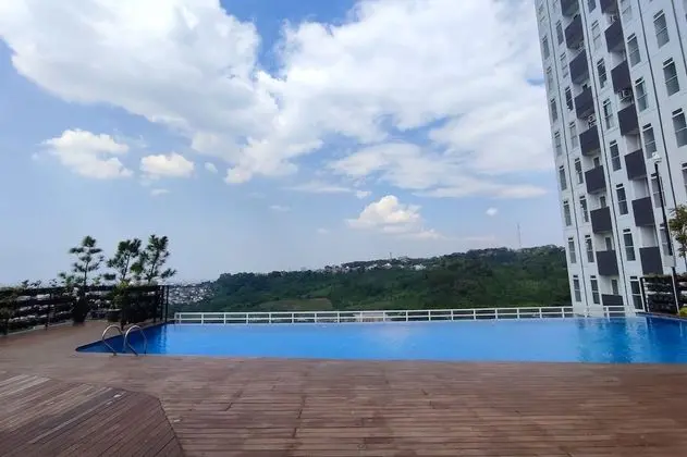 Comfortable And Modern 1Br Without Living Room At Amartha View Apartment - Havuz