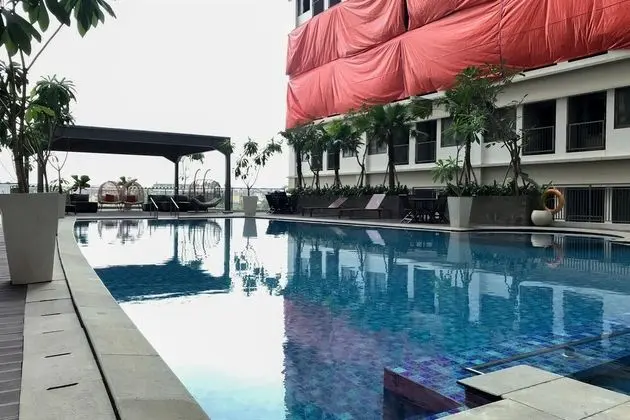 Comfortable Pool View Studio Room At Gateway Park Lrt City Bekasi Apartment - Havuz