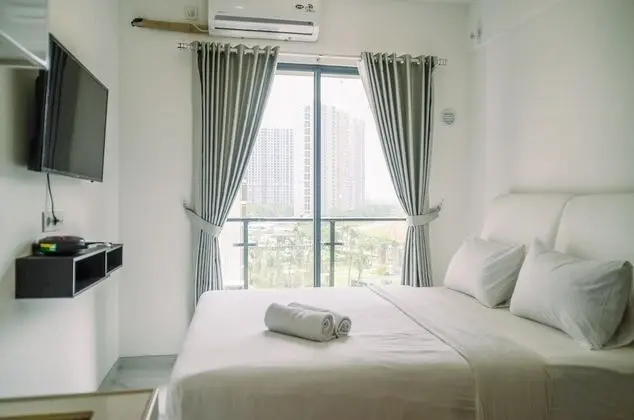 Comfortable Studio With Pool View At Sky House Bsd Apartment - Oda