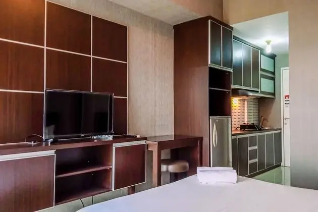 Comfortable Studio Room near Airport at Skylounge Tamansari Apartment - İç Mekan