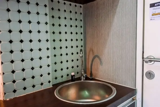 Comfortable Studio Room near Airport at Skylounge Tamansari Apartment - Mutfak