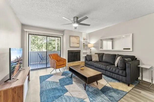 Comfy 1BR Sola King Suite Next to DT w Pool