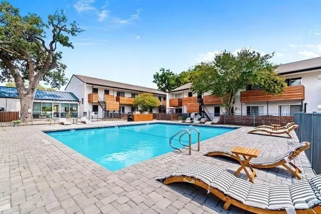 Comfy 1BR Sola King Suite Next to DT w Pool