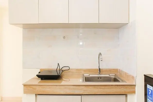Comfy 3BR at Meikarta Apartment - Mutfak