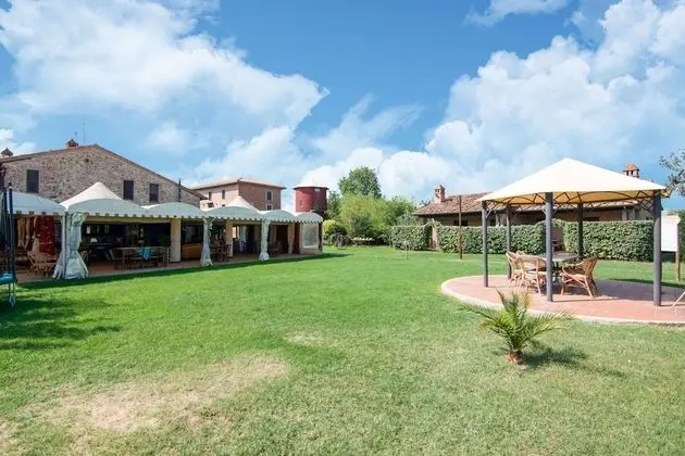 Comfy Farmhouse in Castiglione del Lago With Pool