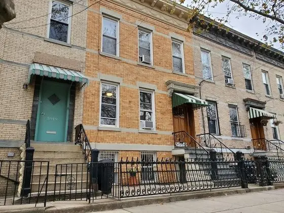 The Comfy First Floor Apartment, Ridgewood, Queens - 1