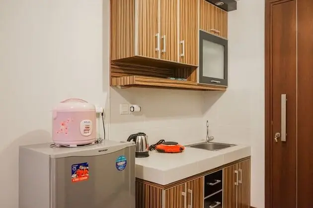 Comfy and Minimalist Studio Apartment Scientia Residence Tower B - Mutfak
