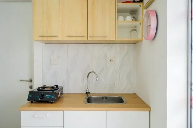 Comfy and Modern 2BR Apartment at Aeropolis Residence - Mutfak