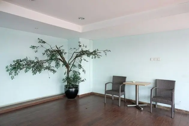 Comfy And Nice 1Br At Belmont Residence Puri Apartment - Lobi