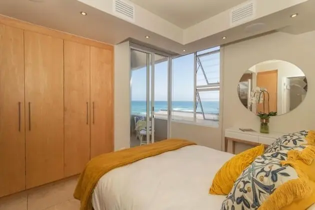 Comfy Room in a Seafront Villa - Oda