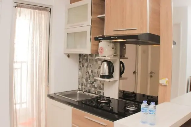 Comfy And Tranquil 2Br Bassura City Apartment Near Mall - Mutfak