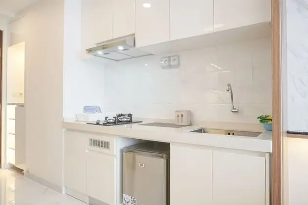 Comfy And Warm Studio Room At Sky House Bsd Apartment - Mutfak