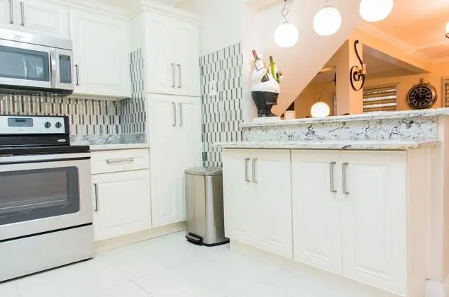 Comlin Bank 13 by Pro Homes Jamaica - Mutfak