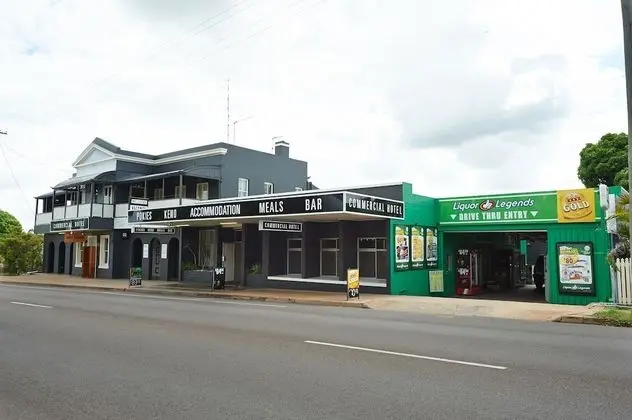 Commercial Hotel - Dış Mekan