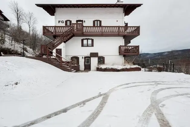 Commodious Condominium in Tranquil Lakeside Setting