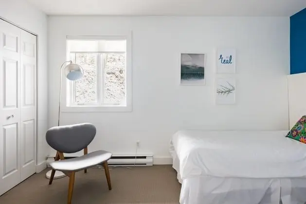 Commodious Condominium in Tranquil Lakeside Setting - Oda