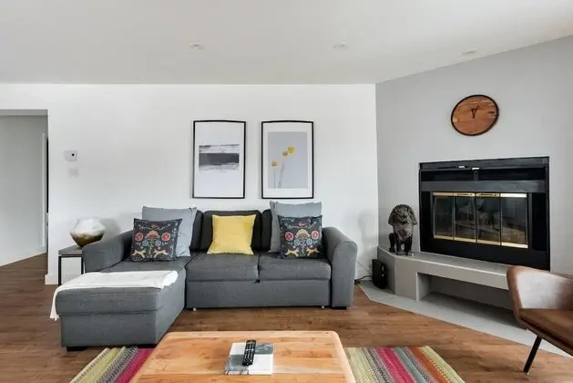 Commodious Condominium in Tranquil Lakeside Setting - Oda Düzeni