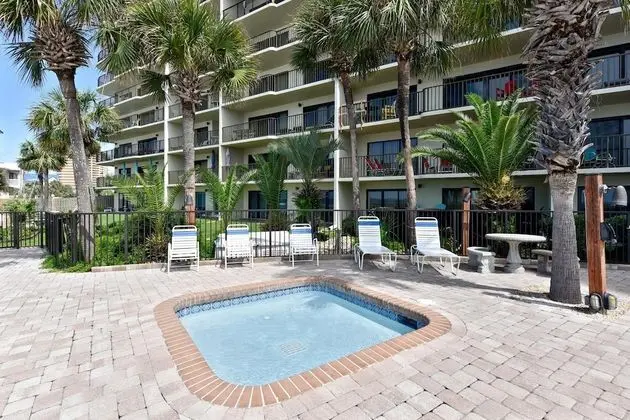 Commodore Resort by Book That Condo - Havuz