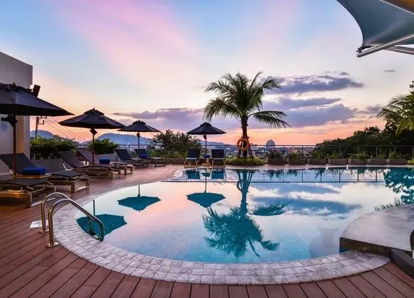 Compass Skyview Hotel Patong - Havuz