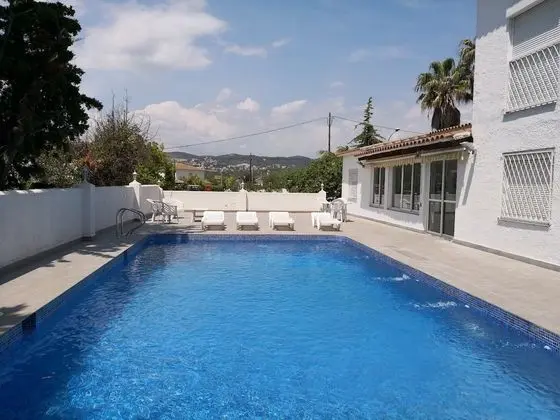 Villa con gran piscina en zona residencial
