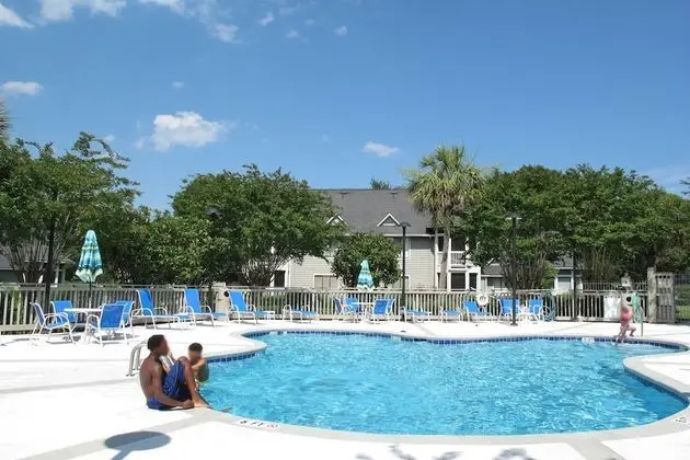 Condos by Beach Vacations North - Havuz