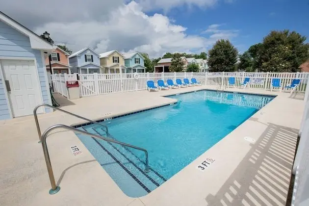 Condos by Beach Vacations South - Havuz