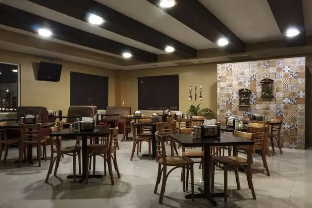 Hotel Conquistador Inn By US Consulate - Yerinde Yemek