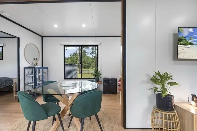 Contained in Nimbin - İç Mekan
