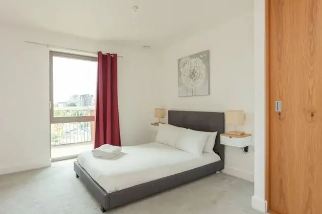 Contemporary 1 Bedroom Apartment in Canning Town With Balcony