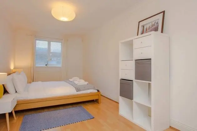 Contemporary 1 Bedroom Flat in Camberwell Oval