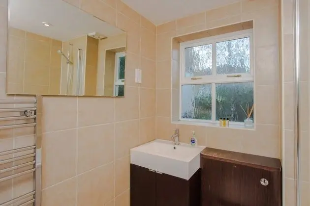 Contemporary 1 Bedroom Flat in Camberwell Oval - Banyo Tipleri