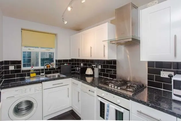 Contemporary 1 Bedroom Flat in Camberwell Oval - Mutfak