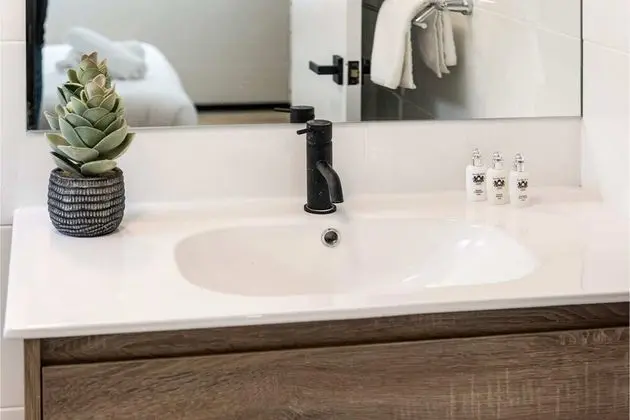 Contemporary 1BR Apartment - Near the City - Banyo Tipleri