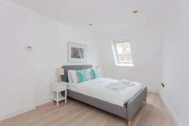 Contemporary 2 Bedroom House in Vibrant Shepherds Bush