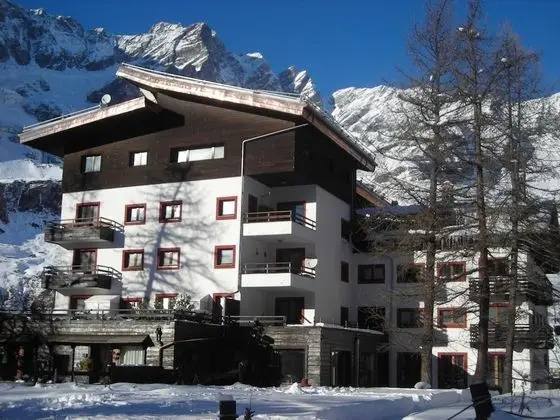 Contemporary Apartment in Breuil-Cervinia near Ski Area