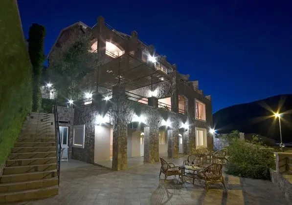 Contessa Apartments