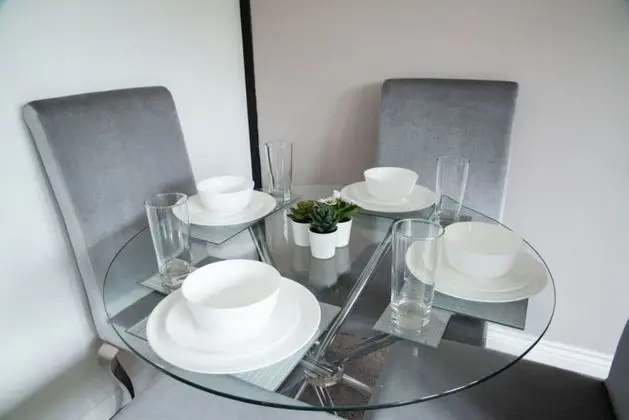 Contractorscleancharming 2-bed House in Coventry - Oda