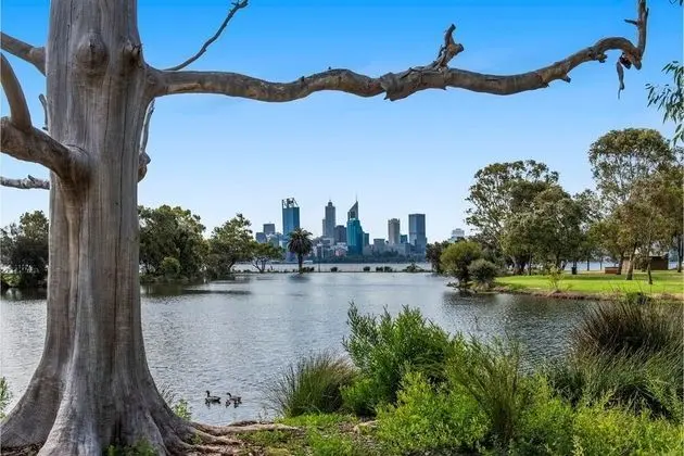 Convenient 1BR Apartment Close to Foreshore & Cbd