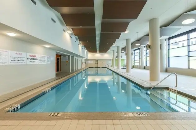 Convenient 2bdr 2BA Richmond Centre Condominium - Havuz