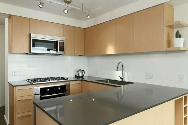 Convenient 2bdr 2BA Richmond Centre Condominium - Mutfak